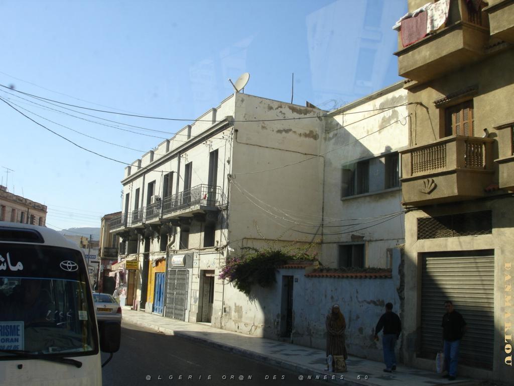 ORAN 10 2005 054 ORAN CHEZ MES GRANDS PARENTS ANGLE RUE BRUIX ETDE MOSTAGANEM.JPG